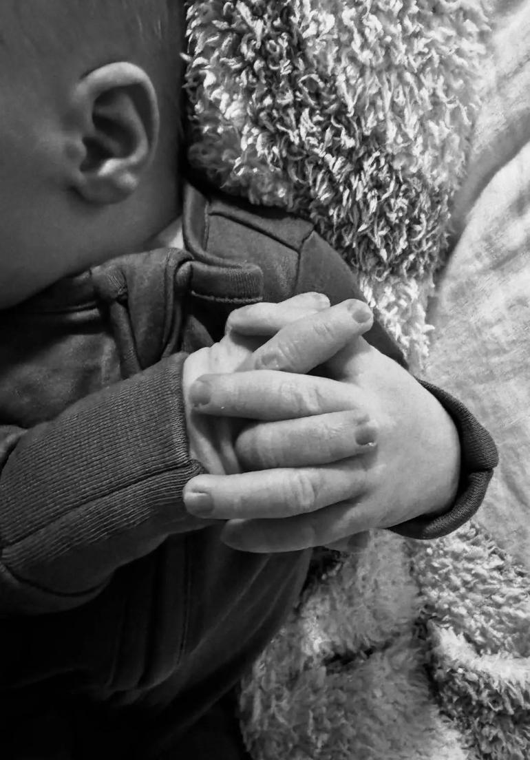 uc-kusak-mutluluk-annesinin-ataklik-pozunu-37-yil-sonra-tekrar-verdi-1-9GCMfC9J Üç kuşak mutluluk… Annesinin ataklık pozunu 37 yıl sonra tekrar verdi